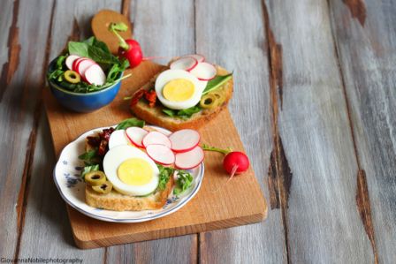 Tramezzini con crema di tahina, uova e insalata