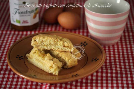 BISCOTTI TAGLIATI CON CONFETTURA DI ALBICOCCHE