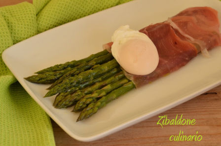 Asparagi Bio con prosciutto crudo e uovo in camicia