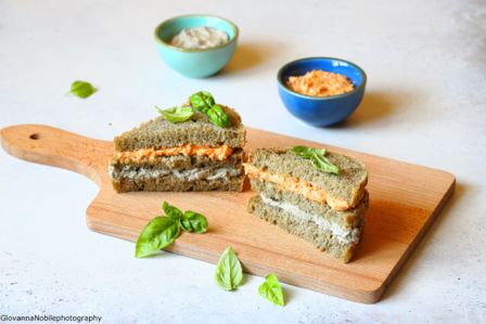 Tramezzini con robiola e pomodori secchi