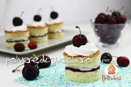 Ricetta: mini sponge cake con crema al burro alla vaniglia, marmellata di ciliegie e ciliegie fresche