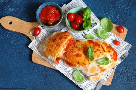 Panzerotti con ricotta, scamorza e pomodorini