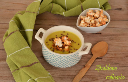 Crema di cavolfiore alla curcuma con pop corn alla paprika e semi di lino