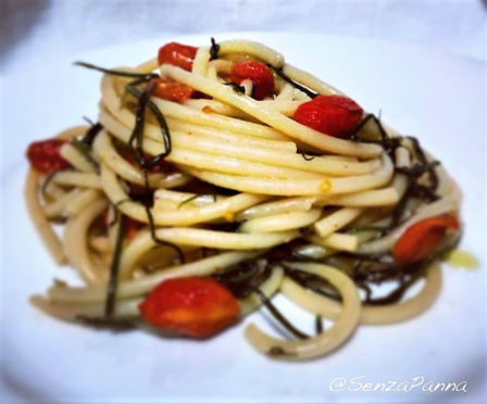 Bucatini con agretti e pomodorini soleggiati. La ricetta del lunedì.