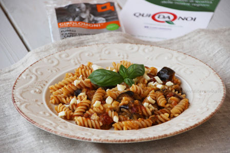 Pasta con pomodoro nero di Crimea e melanzane