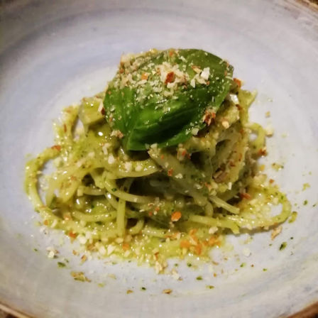 Spaghetti di riso al Pesto di zucchine. La ricetta del lunedì.