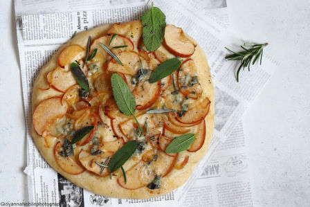 Pizza con cipolle, mele e gorgonzola
