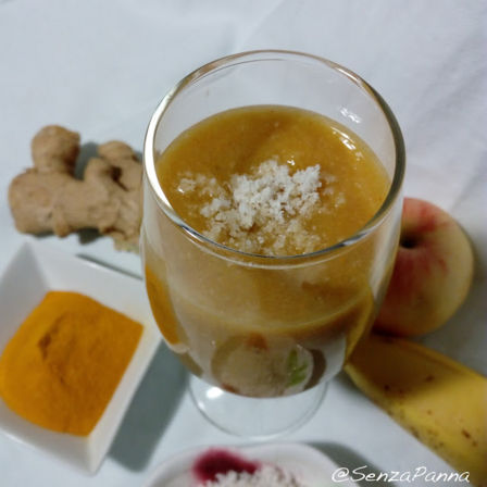 Frullato banana e curcuma. La ricetta del lunedì.