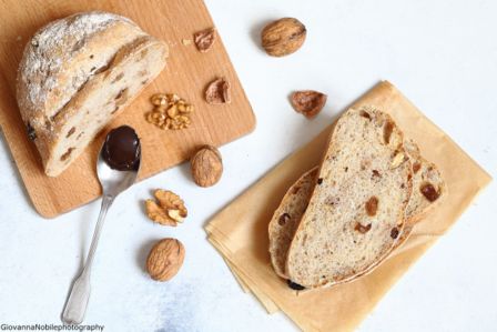 Pane semi integrale con noci e passa