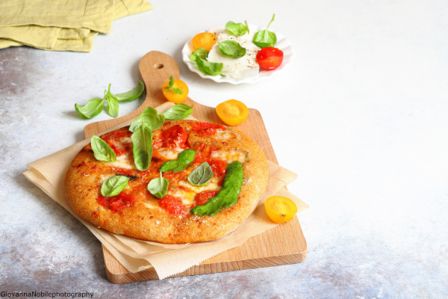 Pizza con filetto di pomodoro fresco e pesto