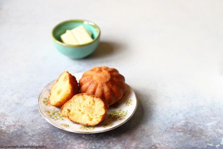 Tortine con mandorle, arancia, miele e cioccolato