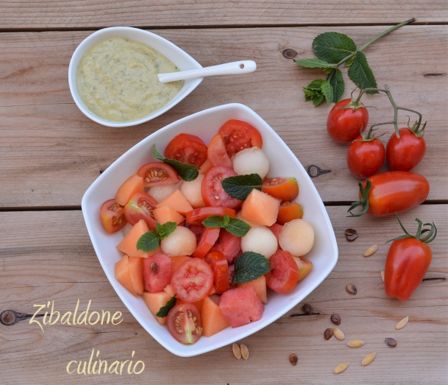 Insalata di pomodoro, melone e anguria