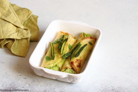 Crepes con crema di ricotta, asparagi e piselli