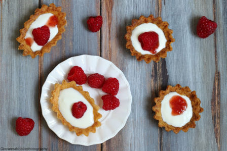 Crostatine integrali con lamponi e crema di yogurt