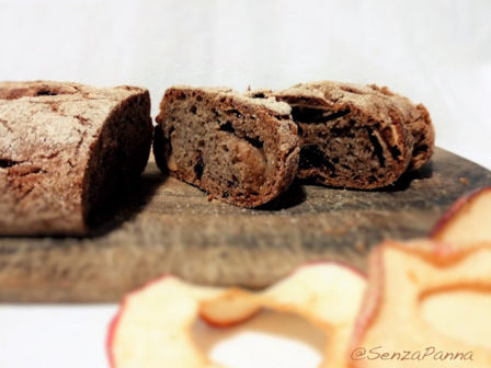 Pane di segale, mele secche e mirtilli rossi. La  ricetta del lunedì.