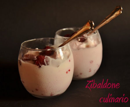 Yogurt montato con lamponi freschi