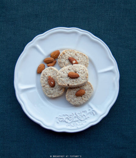 Biscotti al latte di mandorla