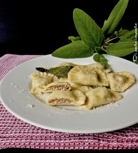 Ravioli ripieni di carne e pollo