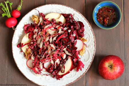 Insalata con radicchio, mela e salsa di yogurt