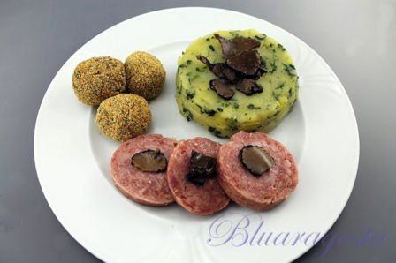 Cotechino sgrassato al tartufo con smash potatoes al coriandolo e polpette di lenticchie