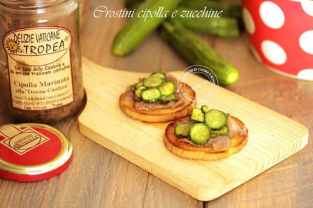 CROSTINI DI CIPOLLA E ZUCCHINE TRIFOLATE