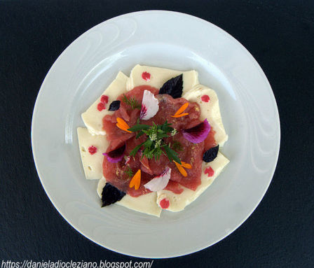 Carpaccio di manzo marinato con stracchino bio Tomasoni ,fiori ed aromi