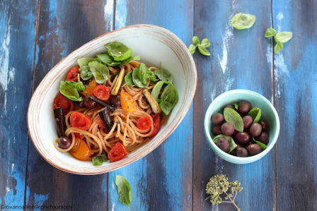 Spaghetti integrali con pomodorini, melanzane e olive nere