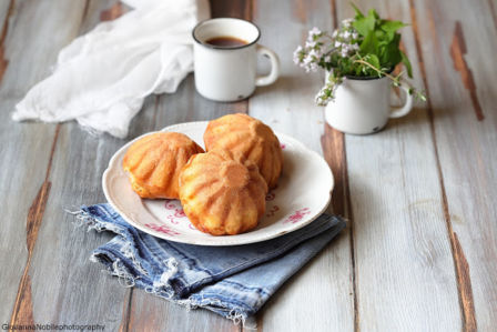 Muffin con feta, pinoli e timo