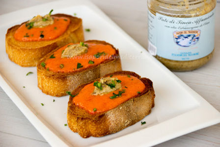 Bruschette con crema di peperone e  paté di tinca affumicata