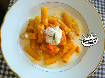 Tortiglioni di Gragnano con zucca e ricotta di bufala su fonduta di Caciocavallo podolico