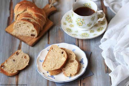 Pane di farro con uvetta e mandorle