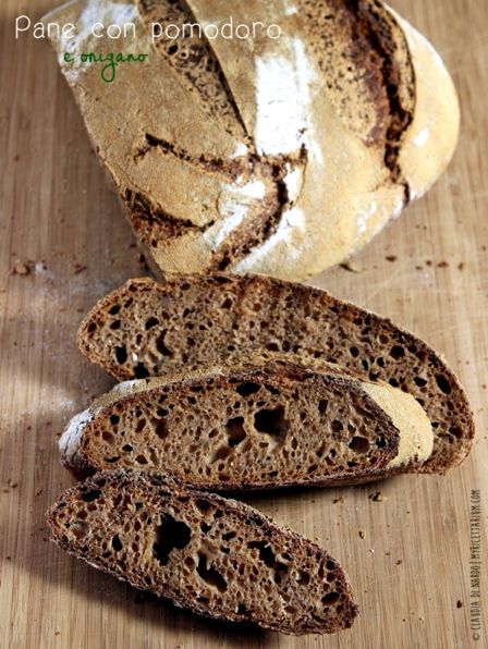 Pane con pomodoro e origano con lievito madre