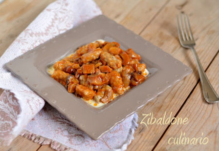 Gnocchi di farina di grano saraceno ai funghi su fonduta di bitto