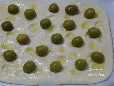Focaccia alle olive verdi impastata a mano