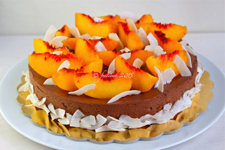 Torta mousse di cioccolato, pesche e cocco