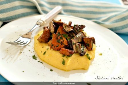 Polenta al taleggio con funghi misti