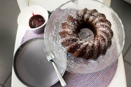 Ciambella facile al cacao e frutti di bosco