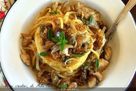 Spaghetti con sgombro, cipolle, olive e muddica