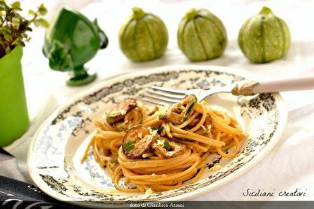 Pasta con zucchine fritte, provolone e basilico