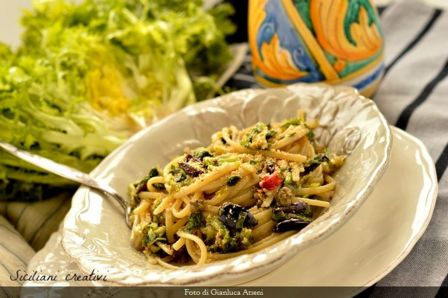 Linguine con scarola, olive nere e briciole di pane