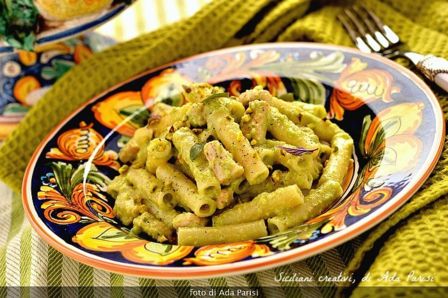 Pasta al pesto crudo di zucchine e mandorle, con pesce spada