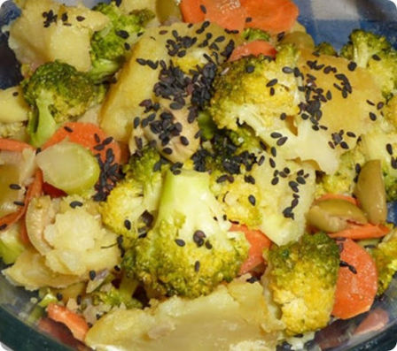 Le migliori ricette semplici per il menù di Natale 2018: Insalata di patate e broccoli al sesamo nero.