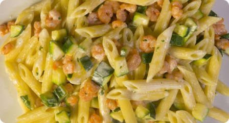 Le migliori ricette semplici per il menù di Natale 2018: Pasta panna, gamberetti e zucchine.