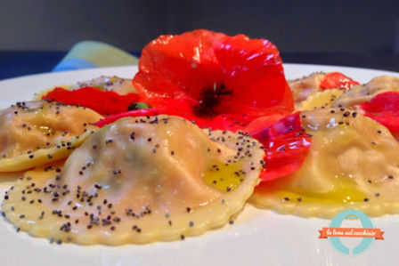 Ravioli ripieni di pomodoro ai fiori di papavero