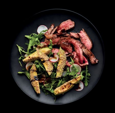 Insalata di avocado e semi di sesamo con tagliata