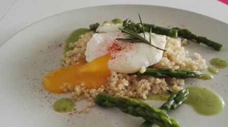 Asparagi e uova in camicia, abbinamento vincente che si arricchisce con la quinoa