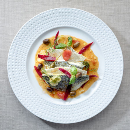 Filetto di orata in guazzetto di pomodori e mille foglie di carasau