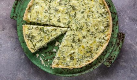 Torta salata ai porri con feta e aneto