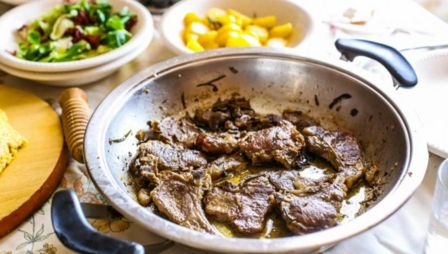 Ricetta agnello arrosto con erbe aromatiche, il secondo perfetto per il pranzo della domenica