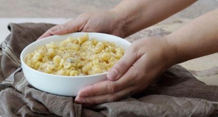 Ricetta pasta gorgonzola e noci, un primo piatto cremoso per un pranzo espresso